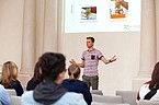 Herr Schambeck bei seinem Vortrag zur "Gesunden Macke"; Foto: Universität Hohenheim/Astrid Untermann